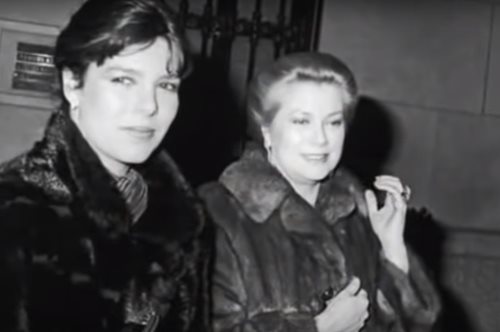 Γκρέις Κέλι - Καρολίνα: Φορούν τα μαγιό τους και απολαμβάνουν τη θάλασσα τη δεκαετία του '70