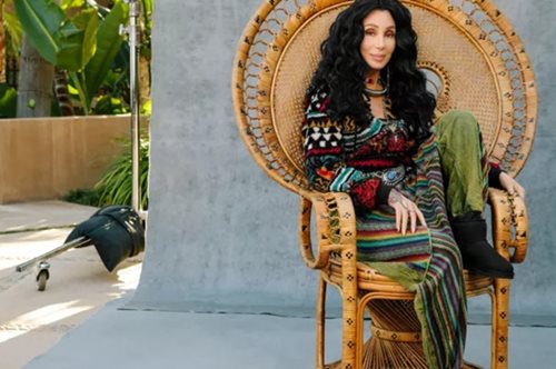 Η Cher με Classic Mini μπότες στη νέα καμπάνια της UGG