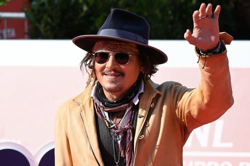 Ο «κακοποιητής» και «ακυρωμένος» Τζόνι Ντεπ παρέλαβε στη Σερβία, το Χρυσό Μετάλλιο της Τιμής