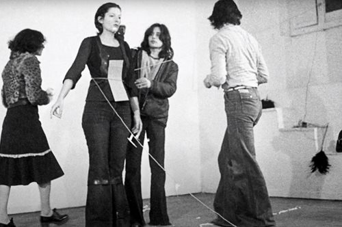 «Rythm 0»: Όταν η Μαρίνα Αμπράμοβιτς άφησε για έξι ολόκληρες ώρες το κορμί της στα χέρια αγνώστων 