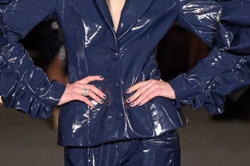 Αυτό είναι το αγαπημένο χρώμα των σχεδιαστών για τα νύχια μας, σύμφωνα με τη NYFW