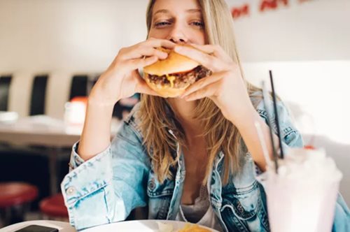 Οι διατροφικές συνήθειες που προκαλούν πρόωρη γήρανση στο σώμα