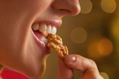 Τι μπορεί να συμβεί στο δέρμα σου εάν τρως κάθε μέρα καρύδια