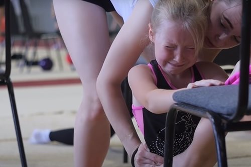 Η φρίκη της ρυθμικής γυμναστικής: Μικρά κορίτσια κλαίνε από τον πόνο κατά τη διάρκεια της προπόνησης