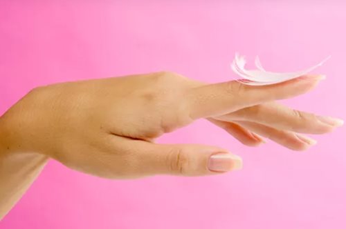 Έχεις εύθραυστα νύχια; Τι προκαλεί το σπάσιμο και πώς να τα φροντίσεις