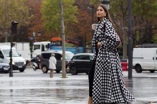 10 casual chic σύνολα βασισμένα στα βασικά κομμάτια της ανοιξιάτικης γκαρνταρόμπας