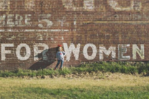 Ισότητα: Τι σημαίνει οικονομική βία και ποια επανάσταση μπορεί να φέρει η «Οικονομία της Φροντίδας»