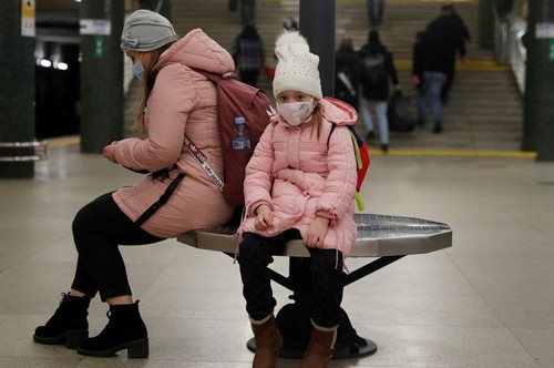 «Παίξαμε με τα παιδιά το παιχνίδι «ποιος θα φτάσει πρώτος στο υπόγειο». Εκρήξεις ακούγονται συνεχώς»