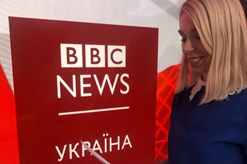 Η συγκλονιστική στιγμή που δημοσιογράφος βλέπει on air το βομβαρδισμένο σπίτι της