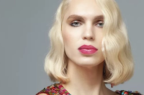 #HairHasNoGender | Η Καίτη Γραμμά μοιράζεται την ιστορία πίσω από τα λαμπερά, ξανθά μαλλιά της