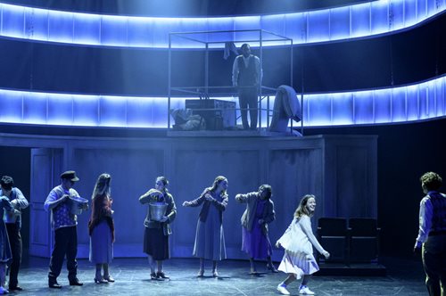 Η παράσταση του Εθνικού Θεάτρου «Το αγόρι στο θεωρείο» αποδεικνύεται επίκαιρη 