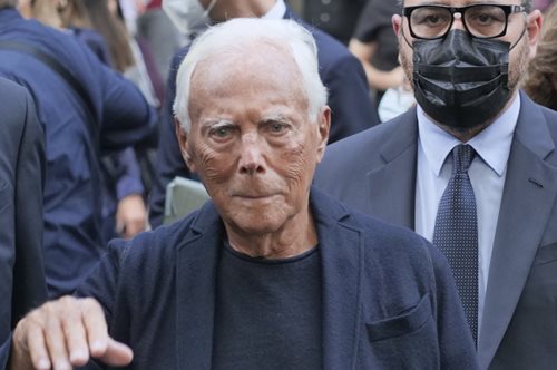 Η «σιωπηλή» επίδειξη του Αρμάνι σε ένδειξη σεβασμού προς την Ουκρανία