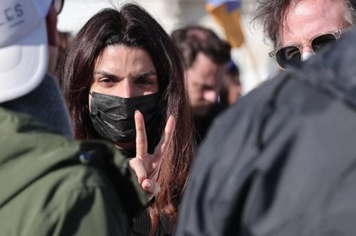 Ποιοι επώνυμοι Ελληνες βρέθηκαν στην αντιπολεμική συγκέντρωση στο Σύνταγμα [εικόνες]