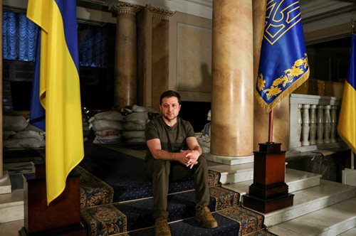 Γερμανίδα μεταφράστρια λυγίζει την ώρα που μεταδίδει ομιλία του Ζελένσκι