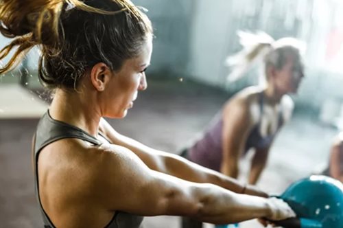 Η no1 άσκηση που σε βοηθάει να δουλέψεις ταυτόχρονα πολλές μυϊκές ομάδες