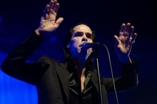 Νικ Κέιβ: Ακυρώνει τις παραστάσεις σε Ρωσία- Ουκρανία και η έκθεση που ξεκινά για το σύμπαν του 