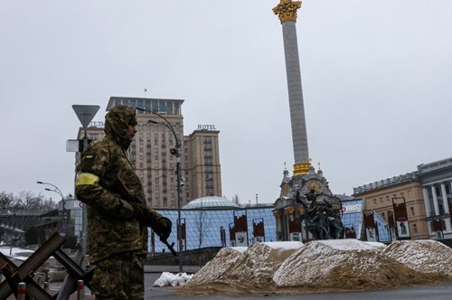 Το τηλέφωνο της Σβετλάνα χτυπάει συνεχώς. Στην άλλη γραμμή είναι γυναίκες που κλαίνε...