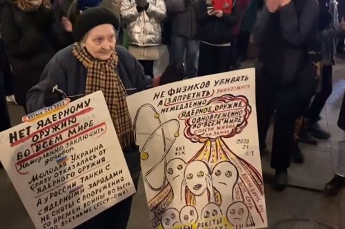 H αμήχανη στιγμή που η ρωσική αστυνομία συλλαμβάνει γιαγιά που διαδηλώνει κατά του πολέμου