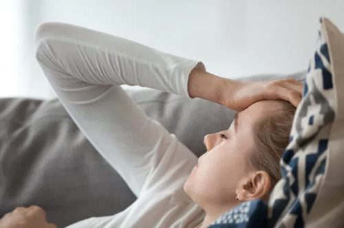 Εμμηνορροϊκή ημικρανία: Όσα πρέπει να γνωρίζεις εάν παθαίνεις ημικρανία πριν την περίοδο