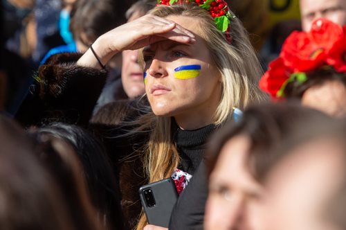 GenZ: Η γενιά που «βιώνει» τον πόλεμο μέσω των social media