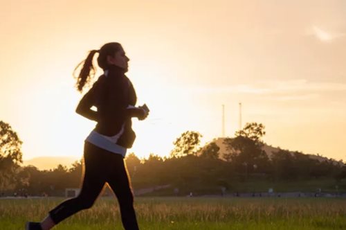 Οι συμβουλές και το πλάνο προπόνησης για να γίνεις πιο γρήγορη στο τρέξιμο