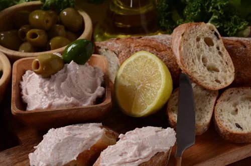 Ταραμάς: Λευκός ή κόκκινος; Πόσες θερμίδες έχει και ποια είναι τα οφέλη του;