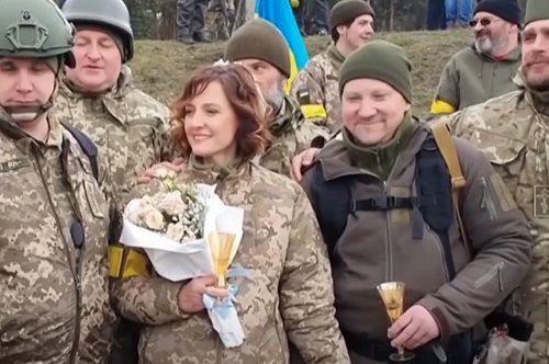 Ζευγάρι Ουκρανών παντρεύτηκε στο μέτωπο του πολέμου