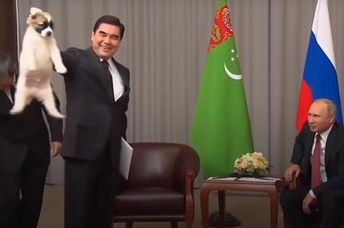 Κάποιος να μάθει στον Πρόεδρο του Τουρκμενιστάν πώς κρατάμε σωστά ένα κουτάβι