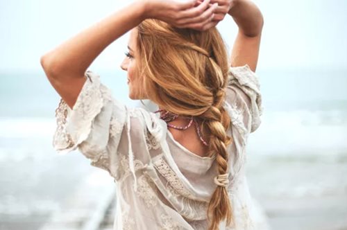 Τα (πολύ εύκολα) χτενίσματα που δοκιμάζουν όλα τα it girls τώρα