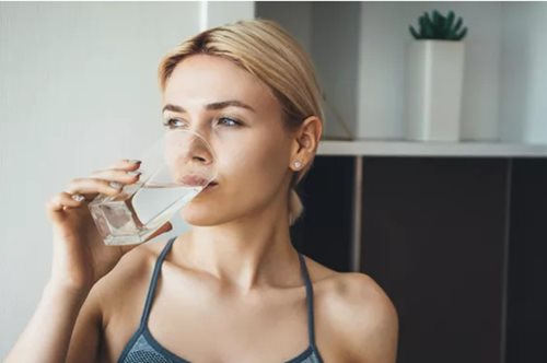 Τι μπορεί να συμβεί στο δέρμα σου εάν πίνεις ζεστό νερό κάθε μέρα