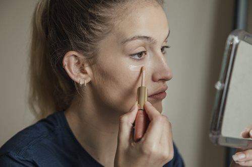 Cakey makeup: Πώς να διορθώσετε ένα από τα συχνότερα προβλήματα του μακιγιάζ