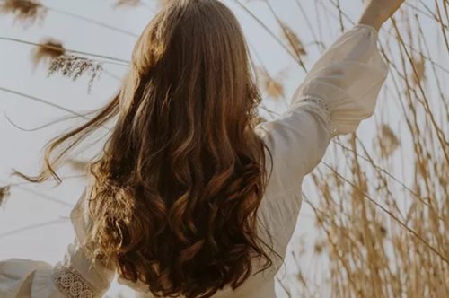 Οι βιταμίνες και τα ιχνοστοιχεία για υγιή μαλλιά, δυνατά νύχια και λαμπερό δέρμα