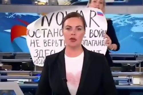 «Μην πιστεύετε την προπαγάνδα. Λένε ψέματα»:Συντάκτρια εισβάλει σε ρωσικό δελτίο ειδήσεων με πλακάτ 