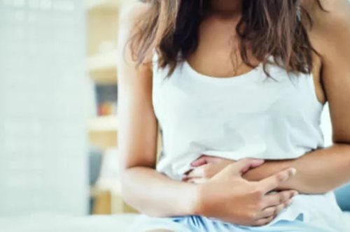 Πρησμένη κοιλιά, κράμπες στο στομάχι και πόνος στον αφαλό; Συμπτώματα που δεν πρέπει να αγνοήσεις