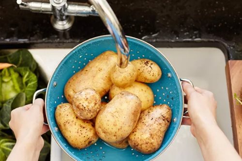 Είναι υγιεινές οι πατάτες, ο καφές, η σοκολάτα για το δέρμα; 3 μύθοι γύρω από αυτές τις τροφές