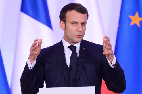 Ο Eμμανουέλ Mακρόν με φούτερ και τζιν στο Μέγαρο Ελιζέ, όπως δεν τον έχουμε ξαναδεί