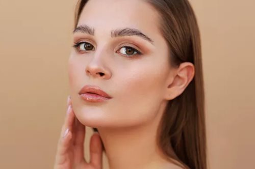 To must-have mist με βιταμίνη C για λαμπερή επιδερμίδα που δεν χρειάζεται φίλτρα