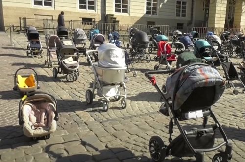 Ουκρανία: 109 άδεια καροτσάκια για τα παιδιά που δεν υπάρχουν πια