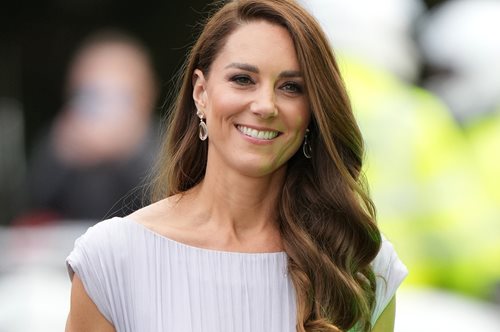 Η ultra glam εμφάνιση της Κέιτ Μίντλετον με φούξια metallic φόρεμα