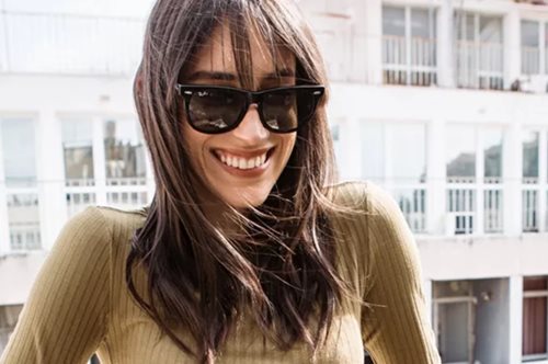 Η Ραφαέλα Ψαρρού φωτογραφίζεται με άκρως ανοιξιάτικη διάθεση και μας μιλά για το στιλ της