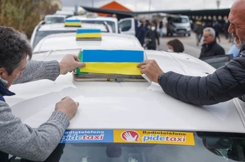Μαδριλένοι οδηγοί ταξί μεταφέρουν με δικά τους έξοδα Ουκρανούς πρόσφυγες από την Πολωνία
