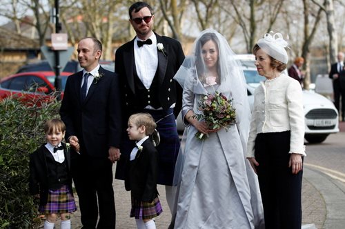 Ο ιδρυτής των WikiLeaks παντρεύτηκε τη δικηγόρο του σε φυλακή της Αγγλίας