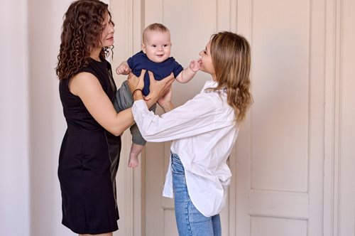 Ανοίγει η πλατφόρμα για τις «νταντάδες της γειτονιάς»