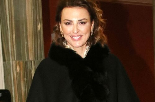 Η Εβελίνα Παπαντωνίου σε μία σπάνια εμφάνιση – Το chic look με κάπα