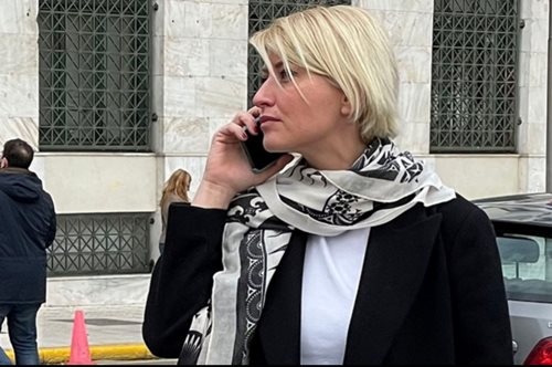 Σία Κοσιώνη | Η εμφάνιση με το αξεσουάρ που εμπιστεύονται περισσότερο οι Γαλλίδες