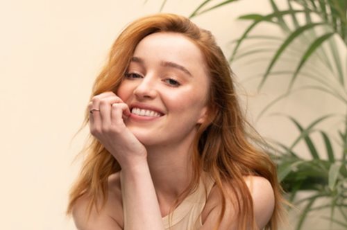 Phoebe Dynevor | Γίνεται η πρώτη Global Brand Ambassador του brand weDo/ Professional
