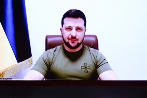 Ζελένσκι: Ξεπουλάει στο διαδίκτυο το εμβληματικό μπλουζάκι του Ουκρανού προέδρου - Πόσο κοστίζει