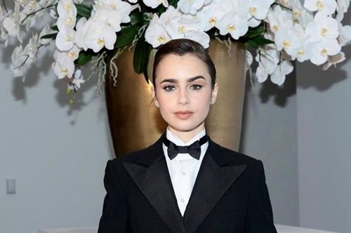 Το κοστούμι της Λίλι Κόλινς επαναφέρει την απόλυτη τάση