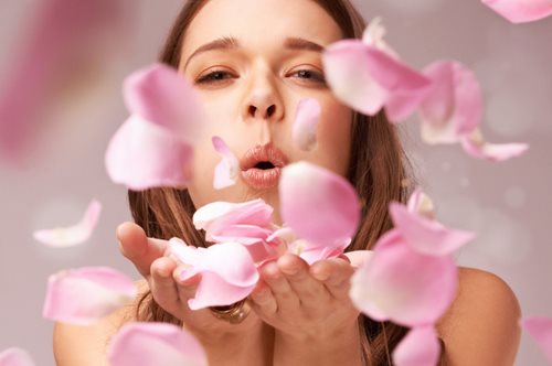 Pink Power | Αυτό είναι το πρωταγωνιστικό χρώμα του μακιγιάζ μας για την άνοιξη του '22