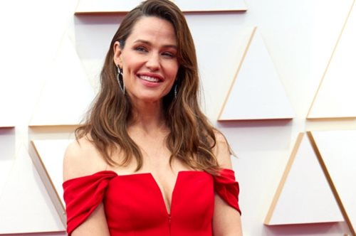 Jennifer Garner | Η εμφάνιση στο κόκκινο χαλί των Oscar με κοσμήματα Έλληνα σχεδιαστή